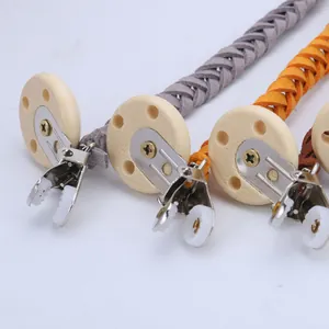 Attache-tétine tressée artisanale avec disque en bois et clip métallique en couleurs
