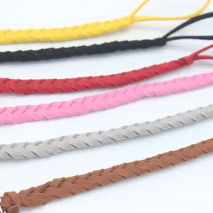 Vue détaillée d'attaches-tétines tressées en suède jaune, noir, rouge, rose et gris