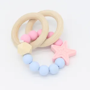 Dettaglio di anelli in legno con perle di silicone e massaggiagengive a forma di stella