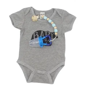 Barboteuse bébé grise avec motif ours et attache-tétine en perles de bois et silicone