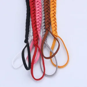 Détail de sept cordons tressés colorés en suédine pour attaches tétines DIY bébé