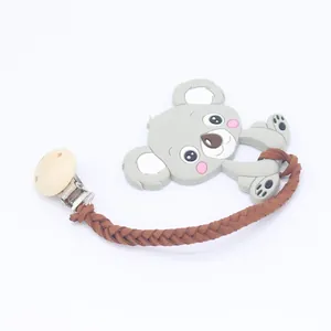 Détail d'un anneau de dentition koala en silicone avec cordon tressé et clip en bois