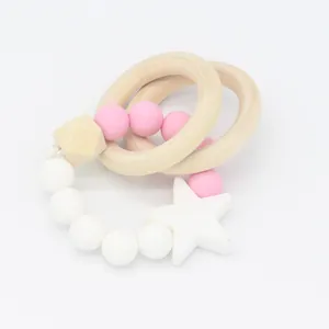 Dettaglio del massaggiagengive con anelli in legno, perle in silicone e stella