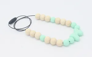 Détail du collier de dentition avec perles en silicone menthe et perles en bois