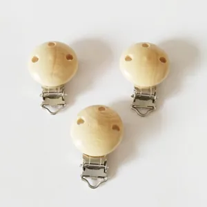 Set di tre clip per ciuccio in legno naturale con finitura liscia e attacchi in metallo