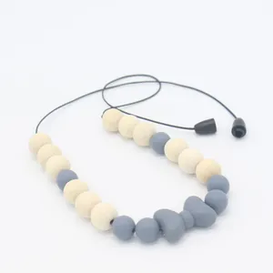 Détail du collier de dentition pour bébé avec nœud en silicone, perles en bois et fermoir