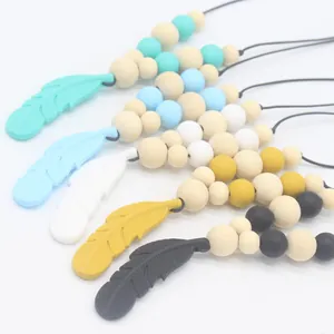 Collier de dentition plume en silicone alimentaire pour bébé en cinq couleurs avec bois
