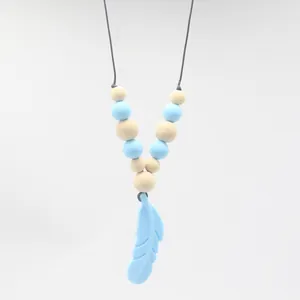 Collier de dentition bébé avec plume en silicone bleue et perles en bois naturel