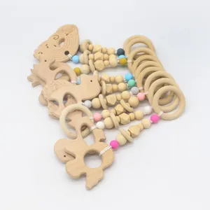 Détail de pendentifs dentition en bois et perles de silicone aux formes d'animaux