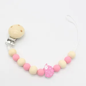 Detail eines rosa Silikon-Igel-Schnullerketten-Clips mit natürlichen Holzperlen und Clip