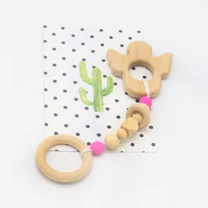 Anneau de dentition oiseau en bois de hêtre et perles en silicone rose pour le confort bébé