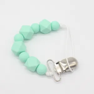 Sujetachupetes de silicona verde menta con cuentas geométricas y clip de metal