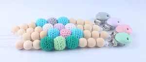 Detail van 4 baby speenkettingen met natuurlijke houten kralen en pastel gehaakte kralen