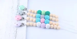 Set van 4 handgemaakte speenkoorden met houten kralen en gekleurde gehaakte ballen