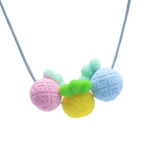 Collar de dentición de silicona para bebé con piñas en colores rosa amarillo y azul