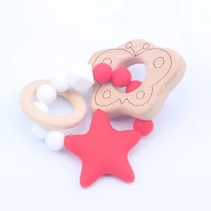 Detail van baby bijtspeeltje met rode siliconen ster, houten ringen en gekleurde kralen