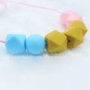 Detail van kleurrijke siliconen kralen met matte textuur voor baby bijtketting