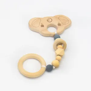 Détail macro du bois de hêtre sculpté en éléphant et perles en silicone pour le dentition