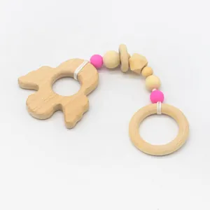 Détail d'un anneau de dentition avec fusée en hêtre, anneaux en bois et perles de silicone