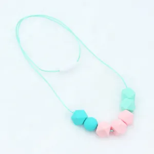 Detail van macaron-gekleurde siliconen bijtkralen met veiligheidssluiting voor baby's