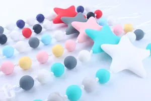 Detail von Schnullerketten aus Silikon mit sternförmigen Perlen und sanften Pastellfarben