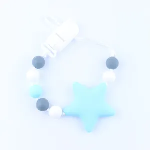 Detailansicht der Schnullerkette mit Silikonperlen und blauem Sternanhänger