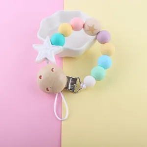 Silikon-Schnullerkette mit Macaron-Perlen und Sternen-Holzclip auf pastellfarbenem Grund