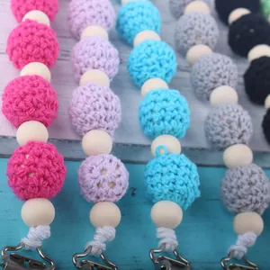 Chupeteros hechos a mano con cuentas de ganchillo y madera en varios colores suaves