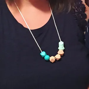 Siliconen bijtketting voor baby's met geometrische kralen in blauw, groen en roze