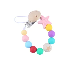 Bunte Silikon-Schnullerkette mit Holzperlen und rosa Stern-Anhänger auf weißem Grund