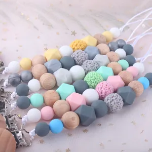 Attache-tétine en silicone et bois fait main avec perles macaron et détails au crochet