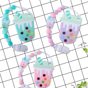 Dettaglio di catenelle per ciuccio in silicone con massaggiagengive boba multicolore