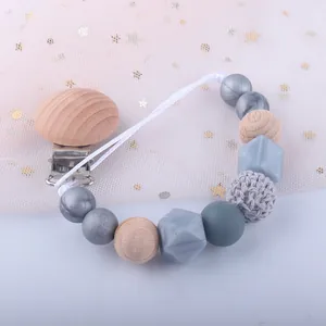 Détail de l'attache-tétine pour bébé avec perles en silicone gris et clip en bois