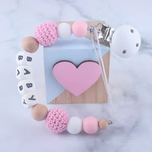 Rosa-weiße Silikon-Schnullerkette mit Holzperlen und Buchstaben-Würfeln BABY für Babys