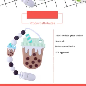 Dettaglio del massaggiagengive in silicone per bambini con design boba tea e clip