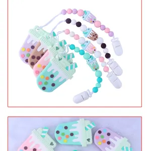Dettaglio di catenelle portaciuccio in silicone con ciondoli a forma di bubble tea