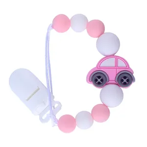 Baby Schnullerkette aus Silikon in Rosa und Weiß mit einem süßen Auto-Anhänger