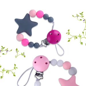 Detalle de sujetachupetes de silicona con cuentas de estrella y clips metálicos seguros