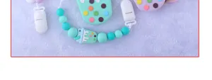 Vista macro della catenella per ciuccio in silicone con perle macaron e charm bubble tea