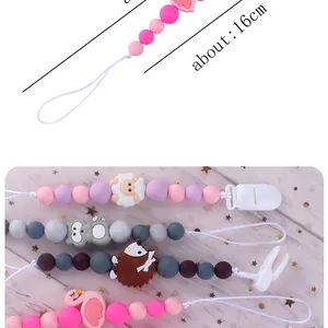 Nahaufnahme einer 16 cm Silikon-Schnullerkette mit Perlen und einem Schaf-Dekor-Clip