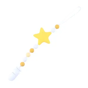 Detail eines gelben Schnullerketten-Clips aus Silikon mit Sternperle und Klammer