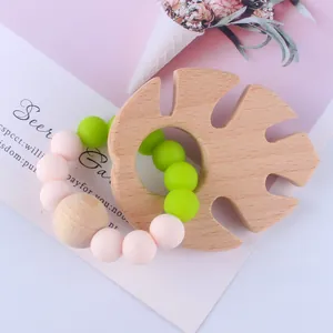 Baby Beißring Armband Set mit Monstera-Blatt aus Buchenholz und Silikonperlen