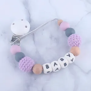 Detailansicht der handgemachten Silikon-Schnullerkette mit BABY Buchstaben-Perlen