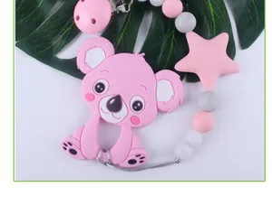 Cadena de silicona rosa para chupete con mordedor de koala sobre fondo blanco