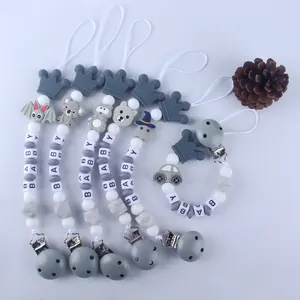 Detalle de sujetachupetes de silicona con cuentas de dibujos y letras para bebés