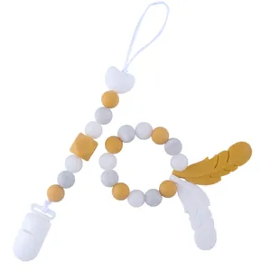 Detail von Silikon-Schnullerkette und Feder-Beißring-Armband für die Babypflege