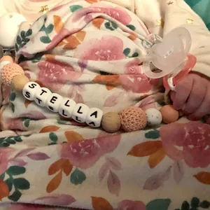 Personalisierte Schnullerkette mit Silikon- und Holzperlen für Babys mit Namen STELLA