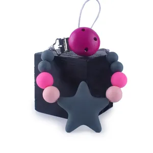 Detalle del mordedor de estrella de silicona y cuentas de colores en el sujetachupete