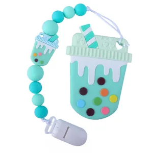 Dettaglio del massaggiagengive in silicone a forma di tè al latte con catenella verde