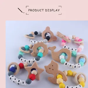 Dettaglio del massaggiagengive in legno di faggio e silicone con varie forme di animali